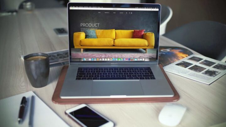 Scrivania con computer portatile e documenti di lavoro